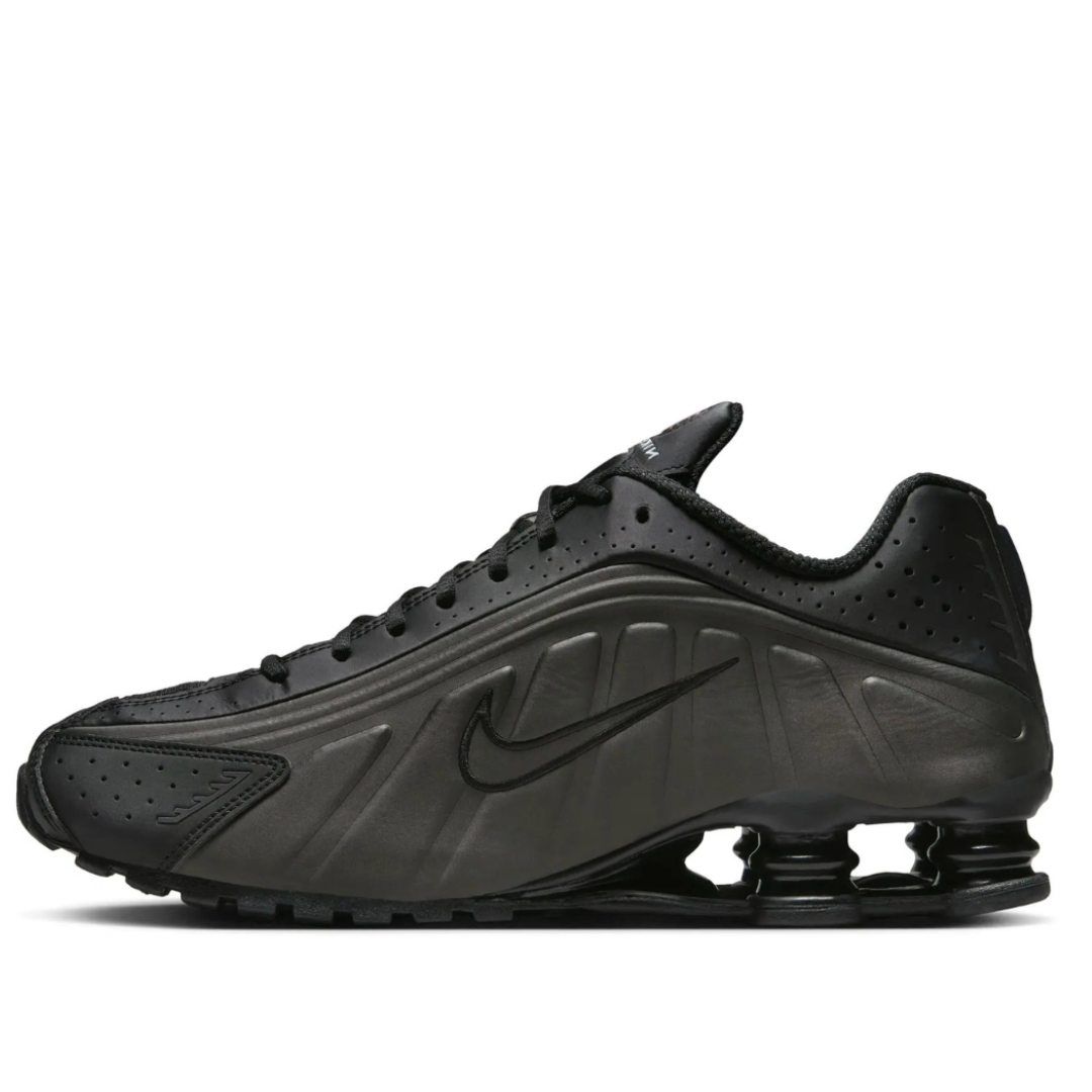 111 Nike Shox R4 in a triple black - Imagen 1