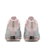 Nike Shox R4 in the "Barely Rose" - Imagen 3