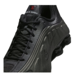 Nike Shox R4 in a triple black - Imagen 6